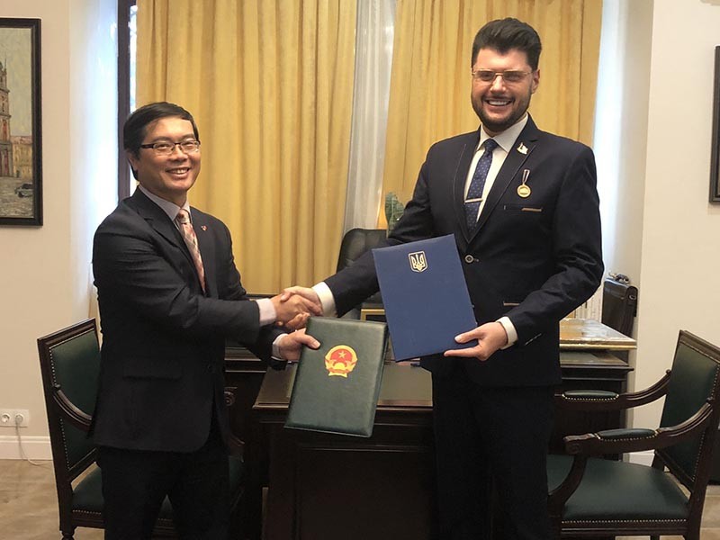 Vietnamese Embassy signs cooperation agreement with National Union of Artists of Ukraine